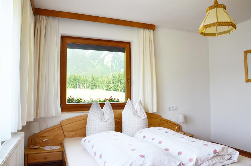 Landhaus Ahrn Leutasch Szoba fotó